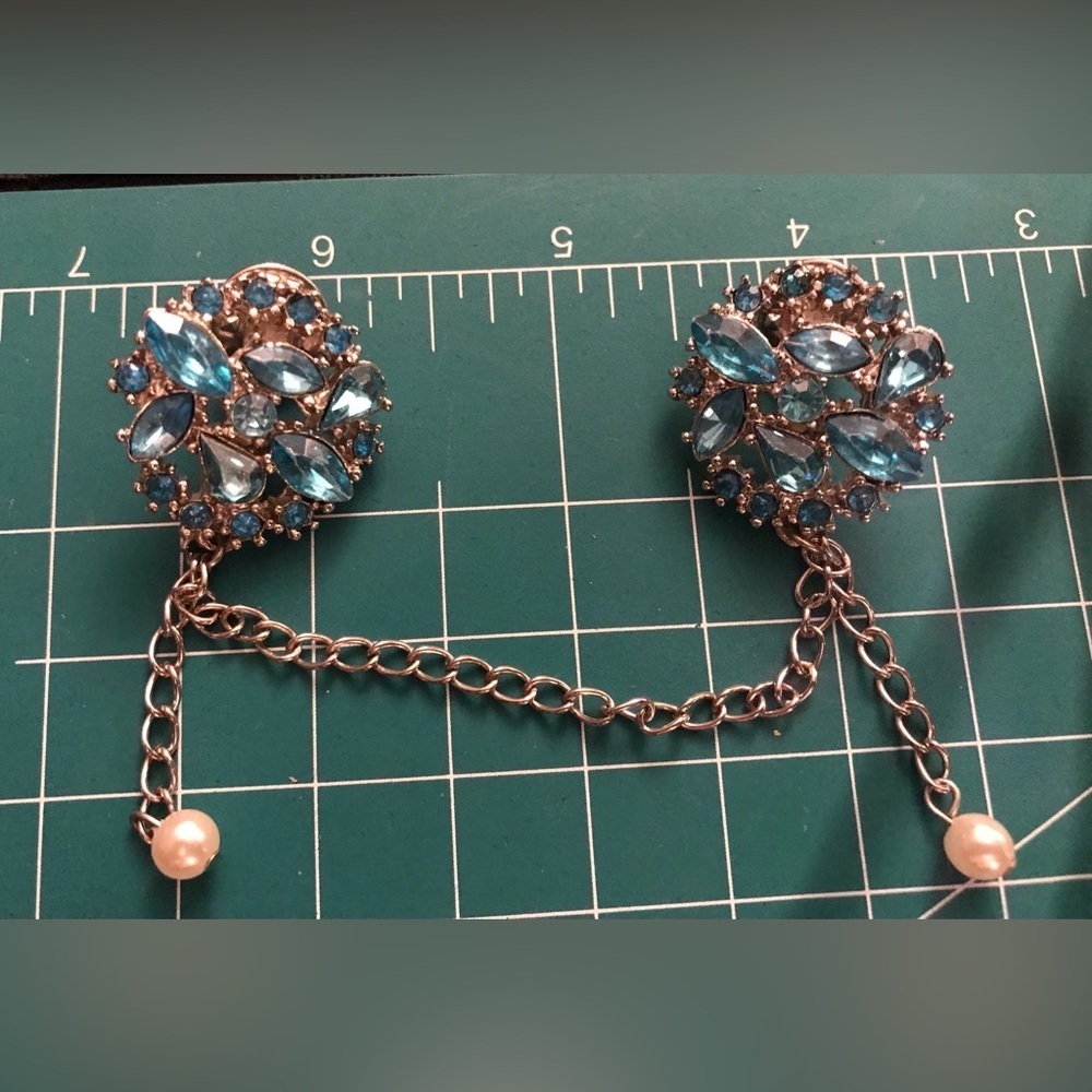 𝅺SWEATER CLIP vintage silver with blue stones w/hanging pearl detail beautiful
